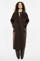 Manteau long oversize à larges revers porté ouvert – Marron – Imperial Femme