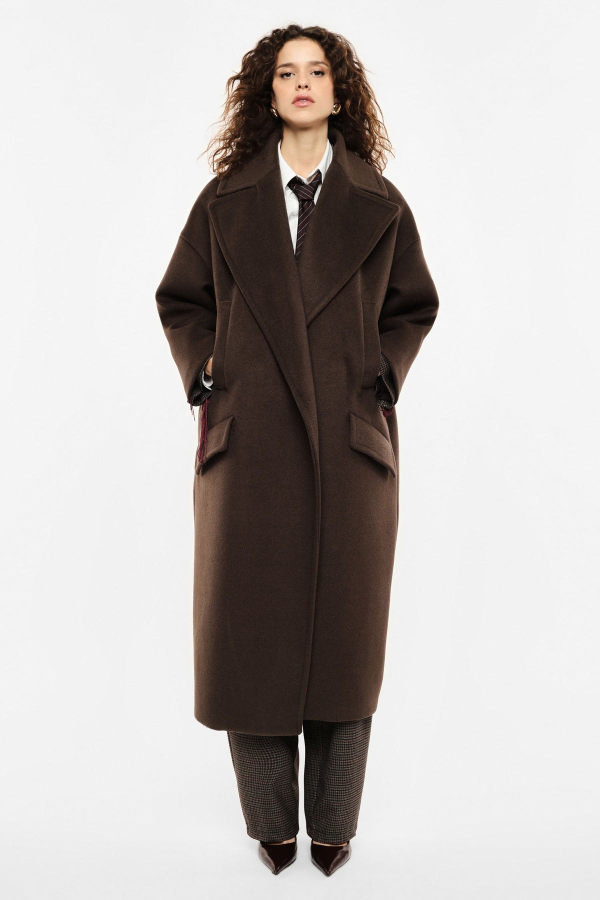 Manteau long oversize à larges revers porté ouvert – Marron – Imperial Femme