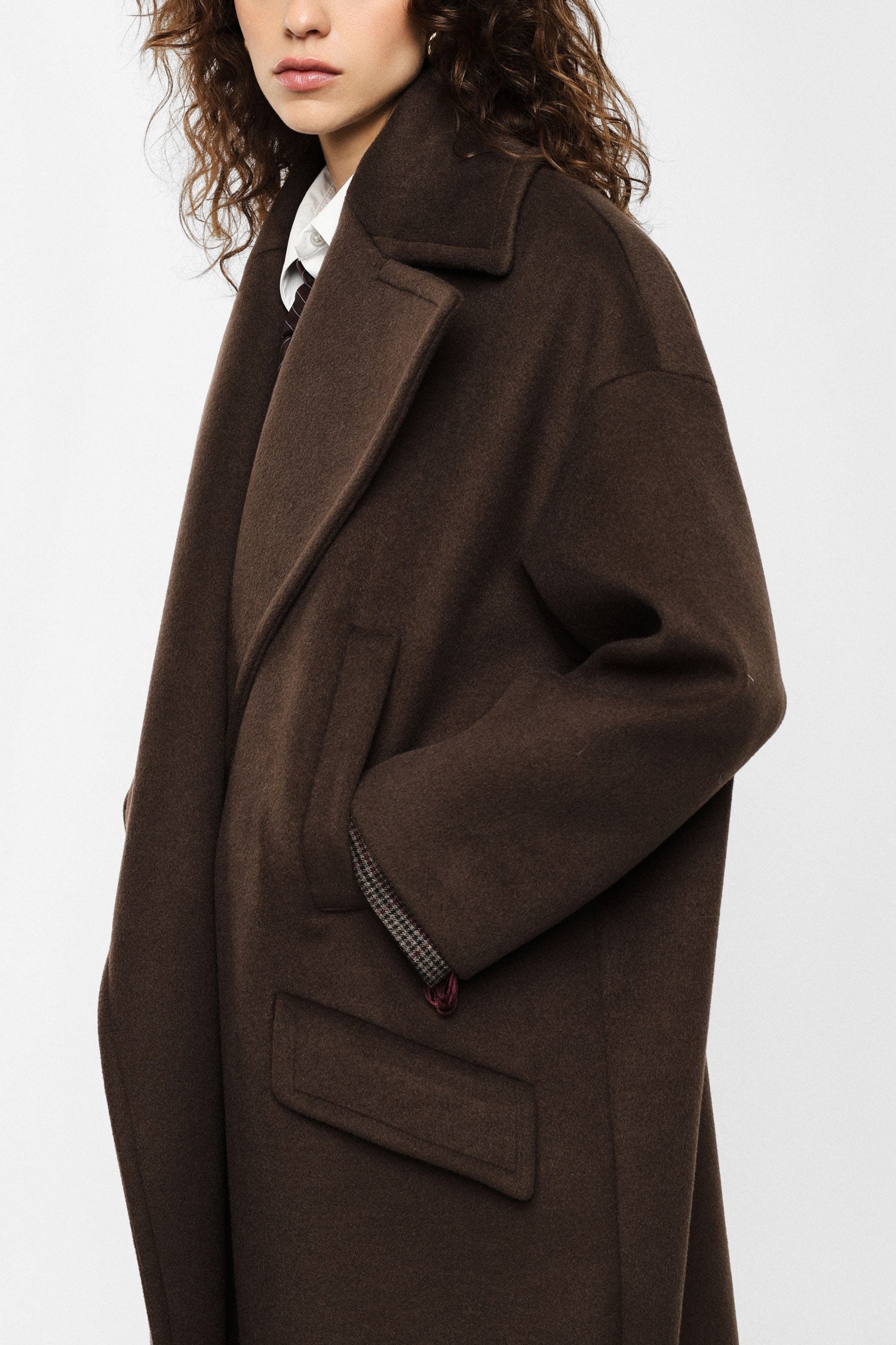 Manteau long oversize à larges revers porté, détail du col – Marron – Imperial Femme