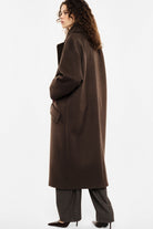 Manteau long oversize à larges revers porté, profil – Marron – Imperial Femme