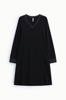 Robe courte trapèze col V manches kimono satin, coloris Noir