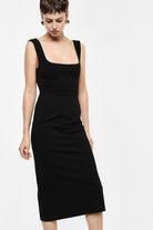 Robe fourreau midi à encolure carrée portée, profil – Noir – Imperial Femme
