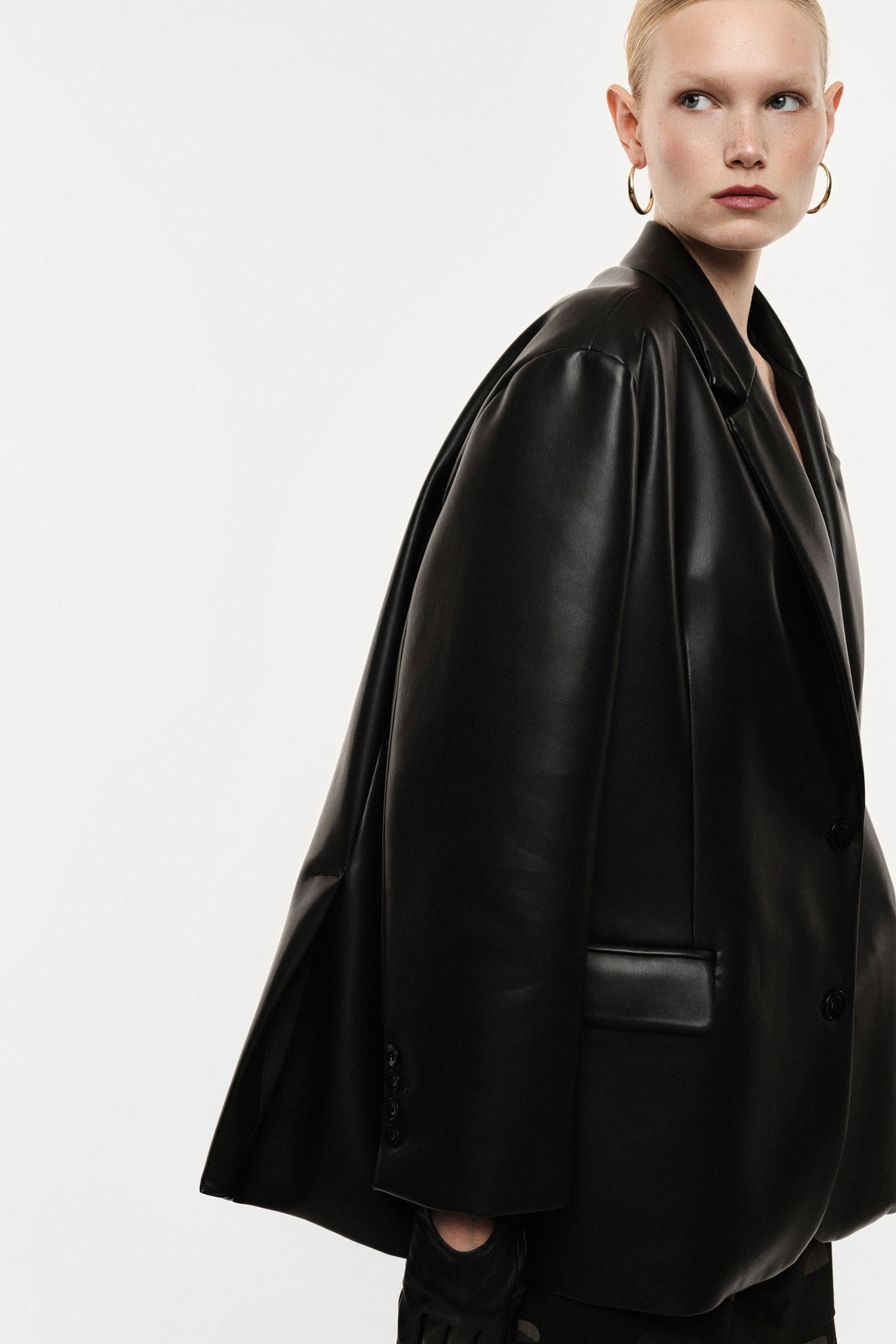 Blazer oversize en cuir synthétique porté de profil – Noir – Imperial Femme