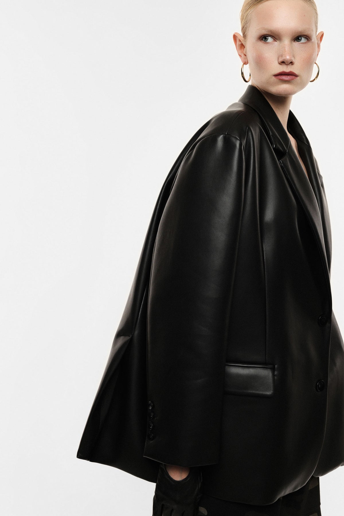 Blazer oversize en cuir synthétique porté de profil – Noir – Imperial Femme