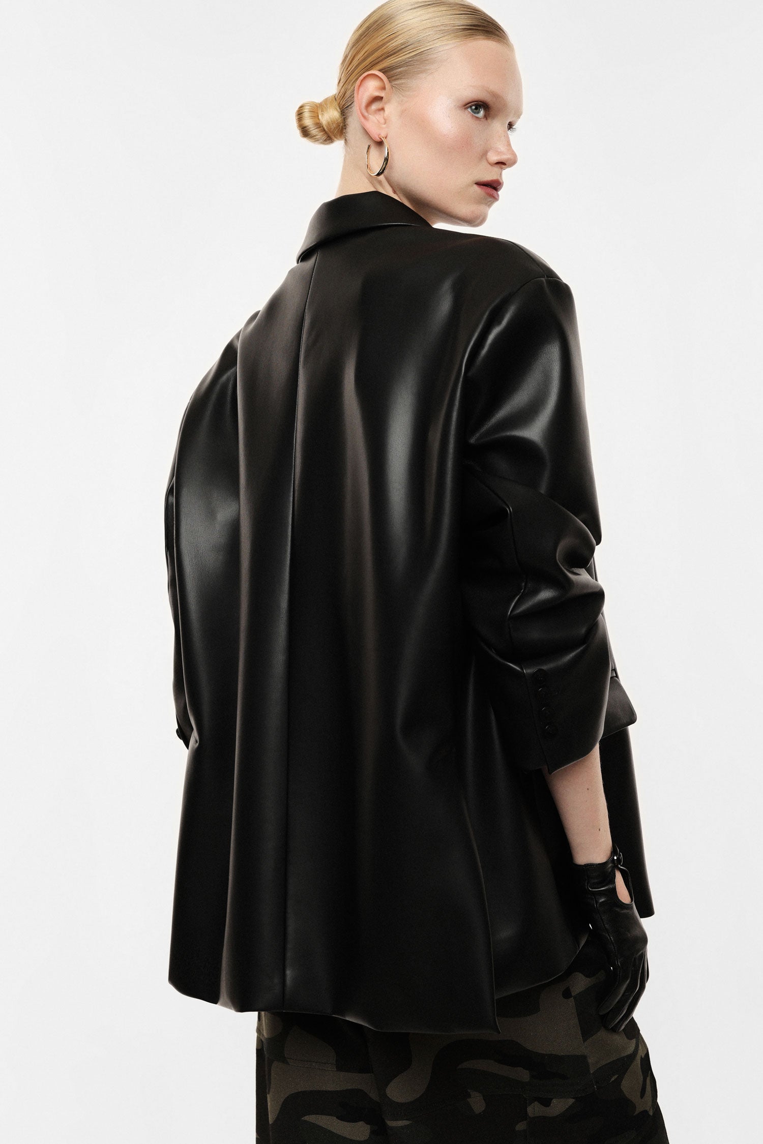 Blazer oversize en cuir synthétique porté de dos – Noir – Imperial Femme