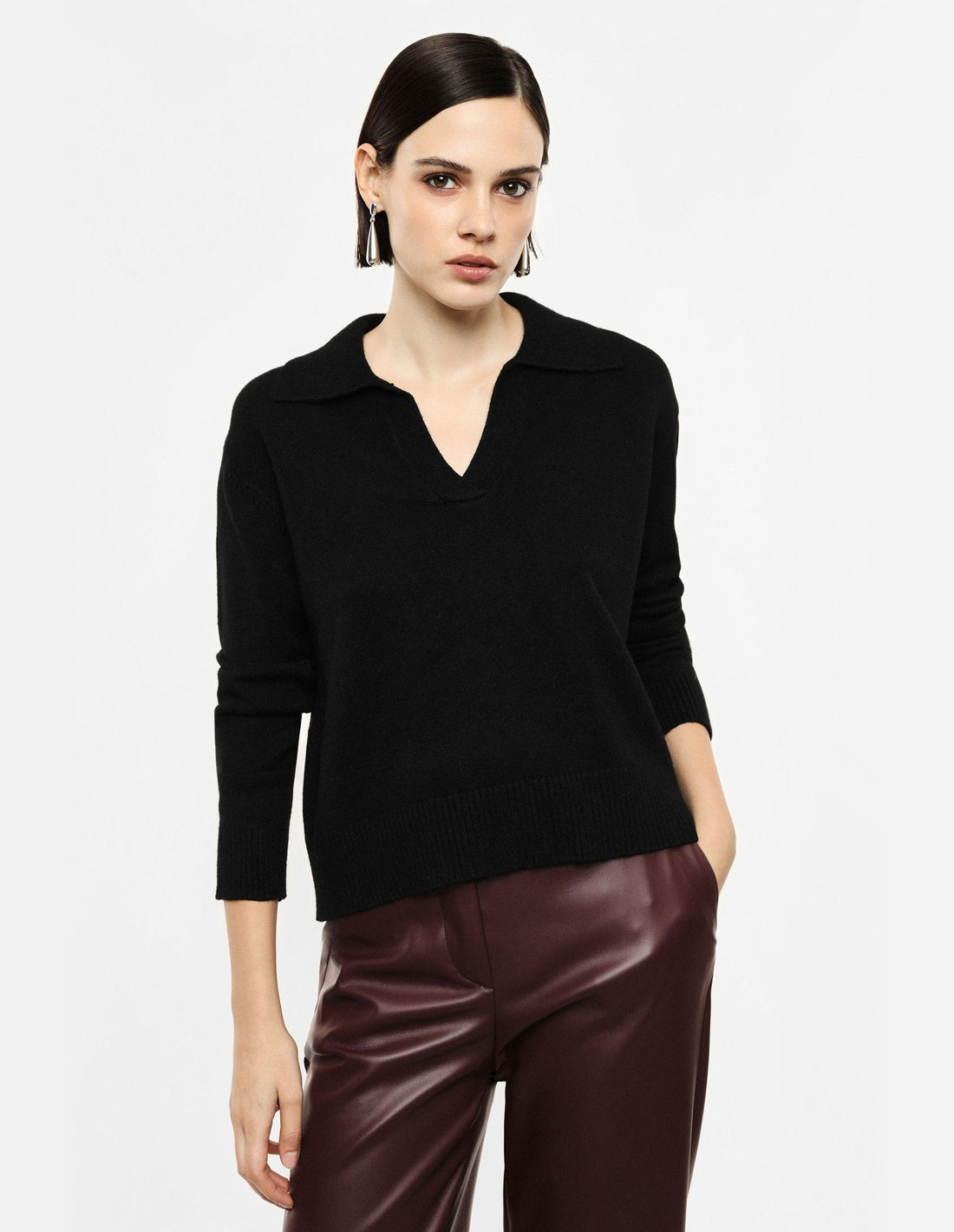 Pull col polo en maille fine, porté de face