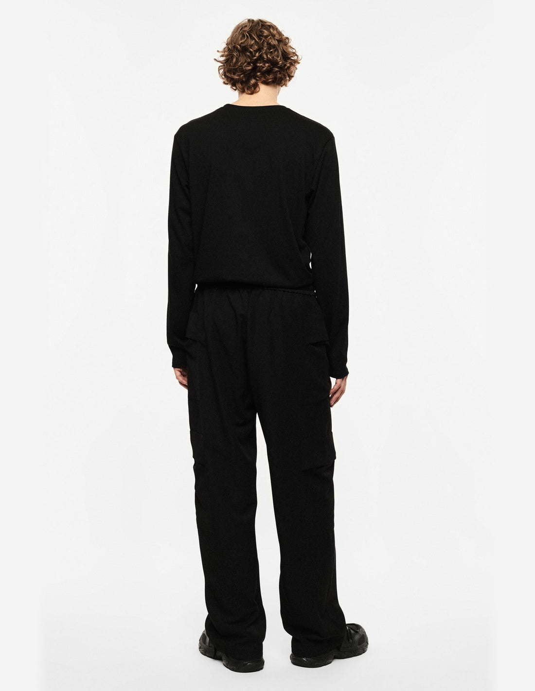 Pantalon cargo homme, porté de dos