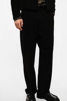 Pantalon droit à pinces et braguette boutonnée porté, vue de côté – Imperial Homme