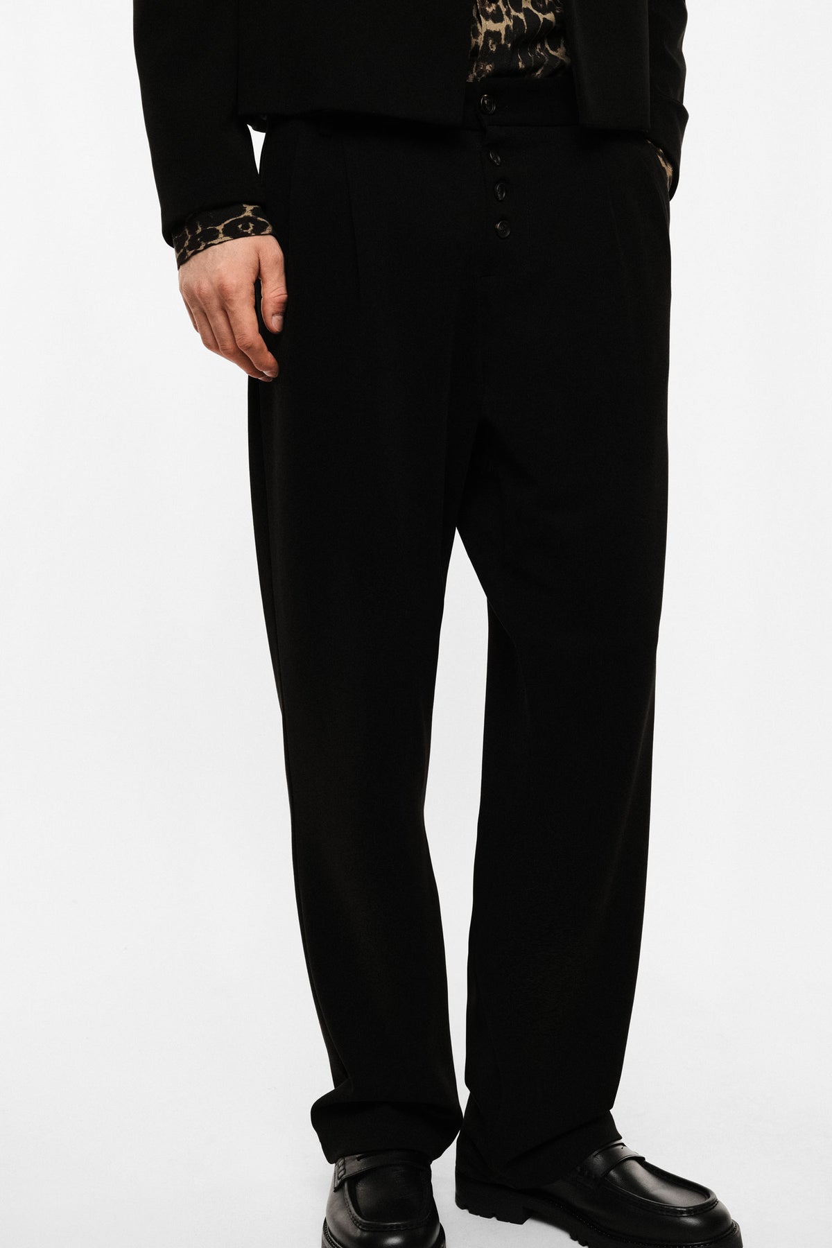 Pantalon droit à pinces et braguette boutonnée porté, vue de côté – Imperial Homme