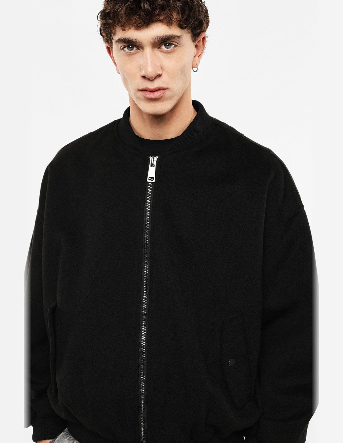 Blouson zippé à bords côtes, détail porté