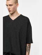 T-shirt rayé ample col V Imperial Homme, porté de profil