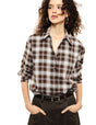 Chemise stretch portée, face – écru et marron – Imperial Femme
