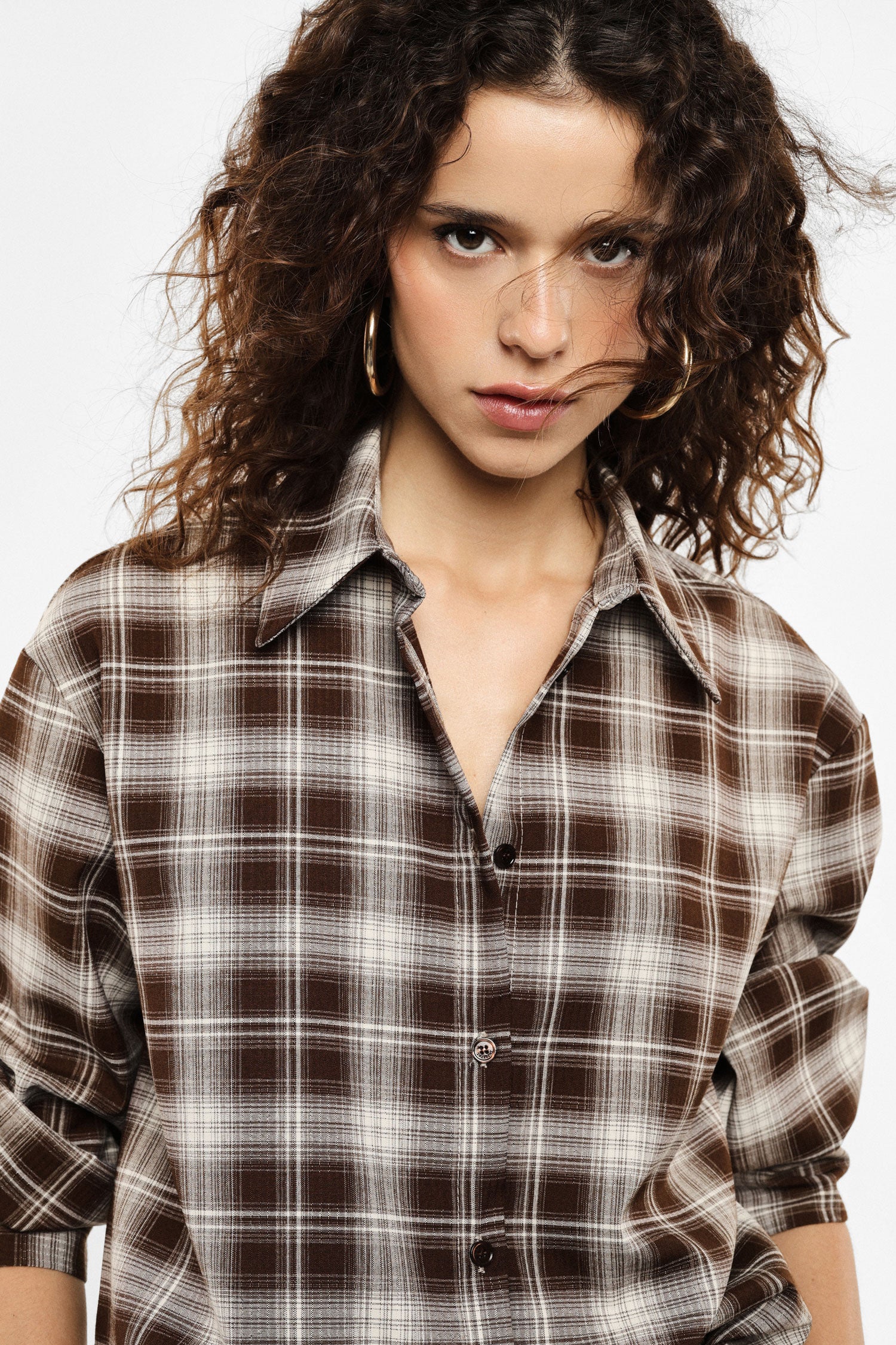 Chemise à carreaux écossais portée, profil – Écru et marron – Imperial Femme