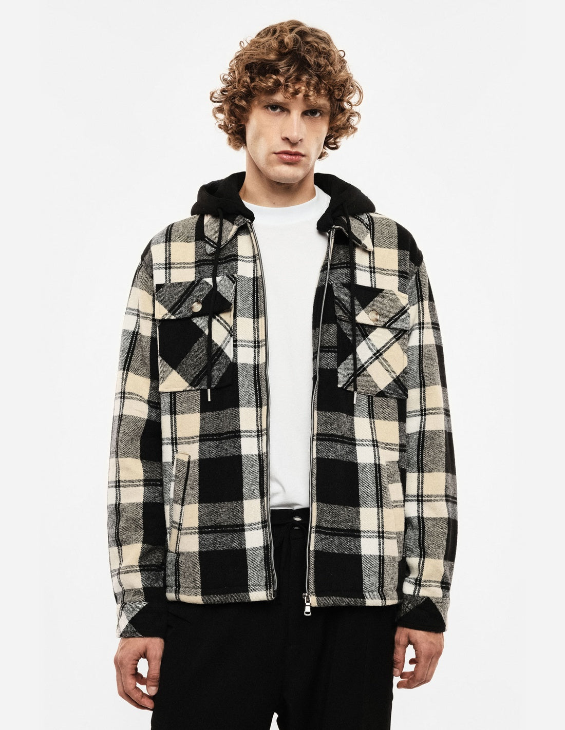 Blouson zippé à carreaux, porté de face