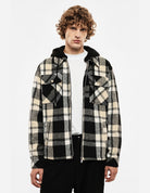 Blouson zippé à carreaux, porté de face
