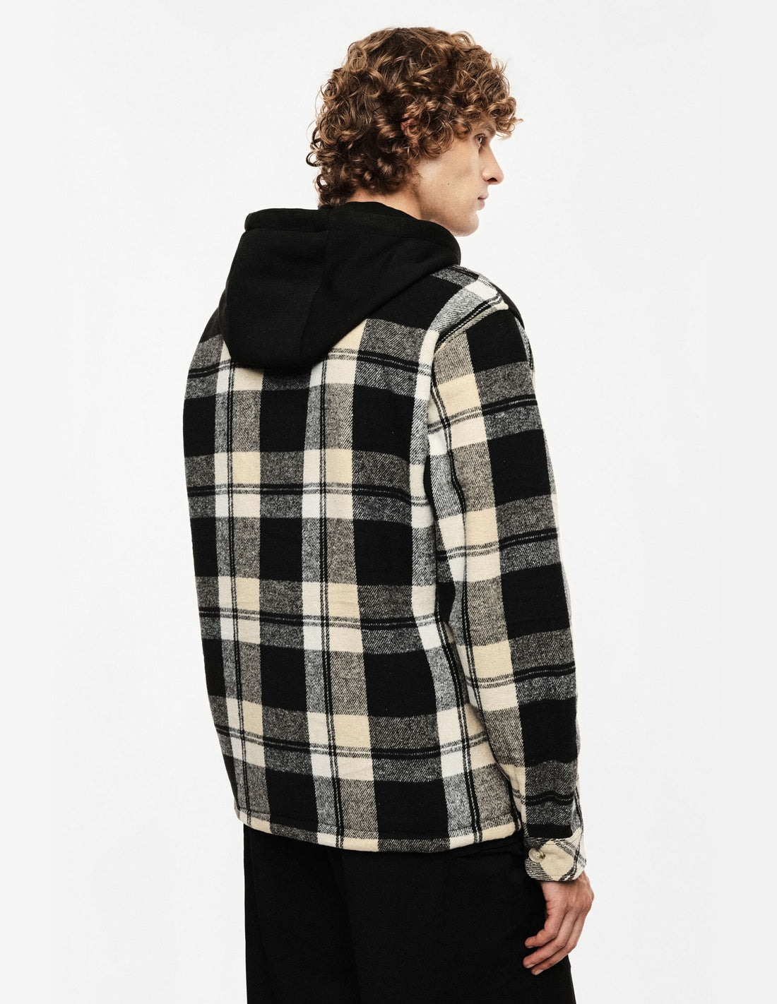 Blouson zippé à carreaux, porté de dos