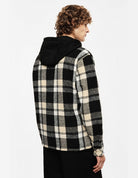 Blouson zippé à carreaux, porté de dos