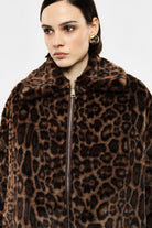 Blouson en fausse fourrure léopard à col chemise porté, vue de côté – Imperial Femme