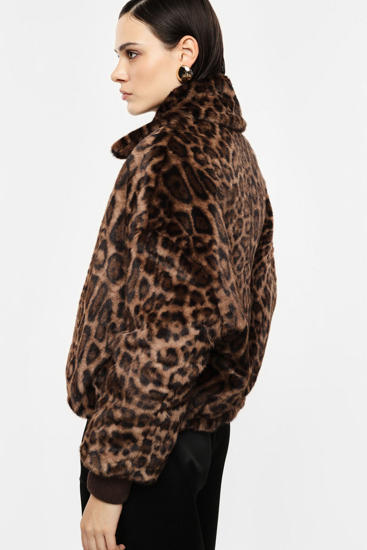 Blouson en fausse fourrure léopard à col chemise porté, vue de dos – Imperial Femme