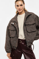 Blouson court à carreaux en laine mélangée porté de face – Beige et bordeaux – Imperial Femme