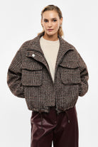 Blouson court à carreaux en laine mélangée, détail – Beige et bordeaux – Imperial Femme