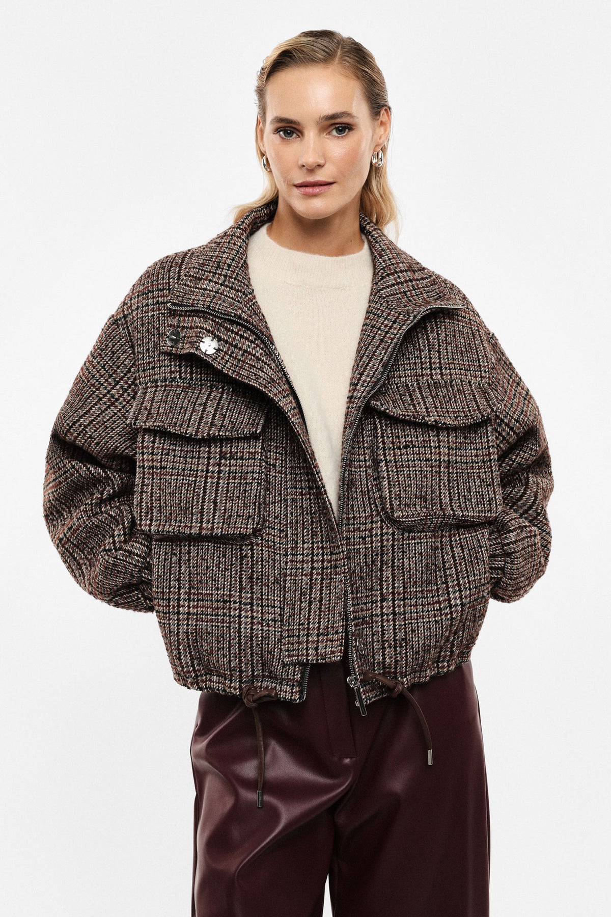Blouson court à carreaux en laine mélangée, détail – Beige et bordeaux – Imperial Femme