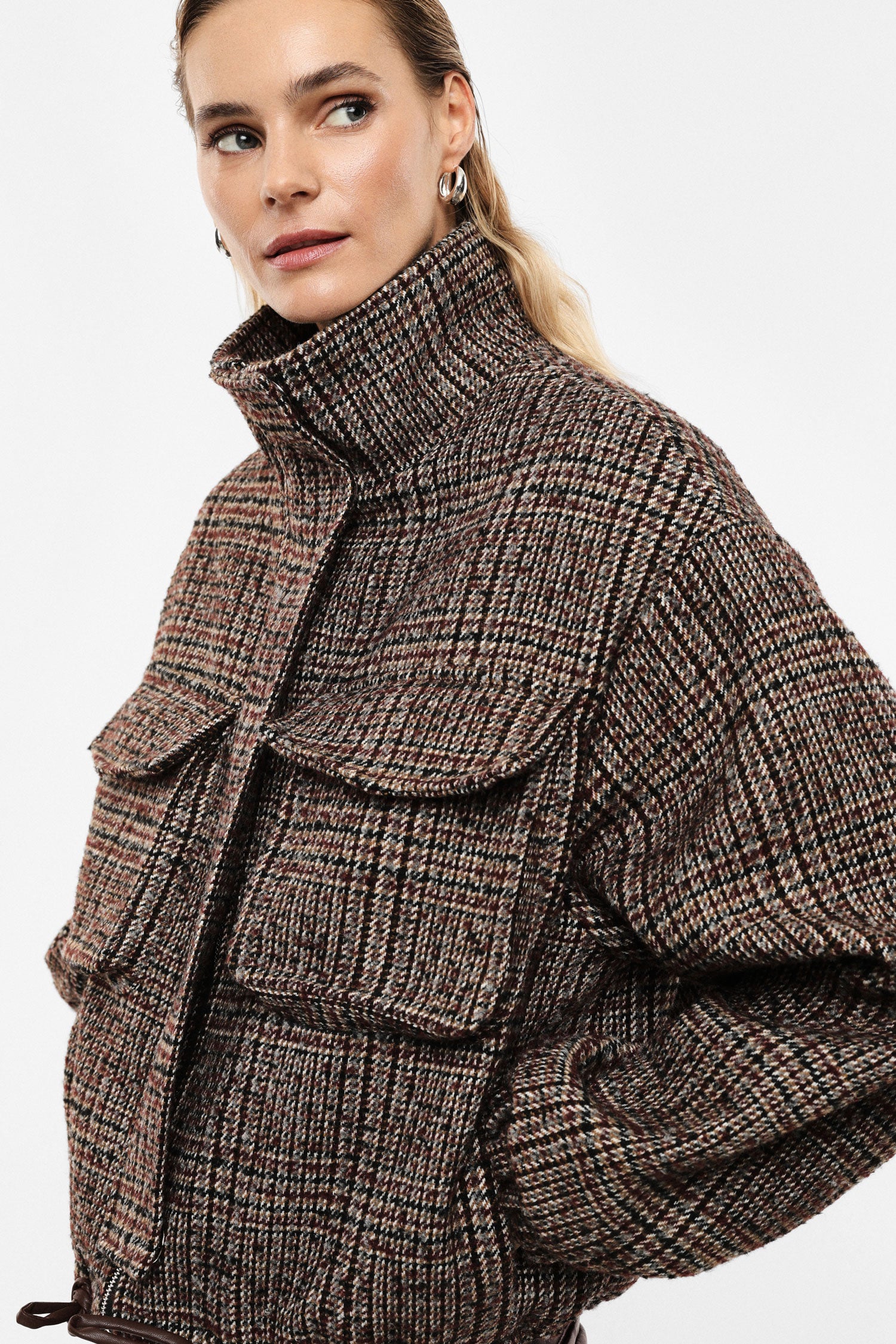 Blouson court à carreaux en laine mélangée porté de profil – Beige et bordeaux – Imperial Femme