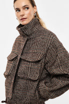Blouson court à carreaux en laine mélangée porté de profil – Beige et bordeaux – Imperial Femme