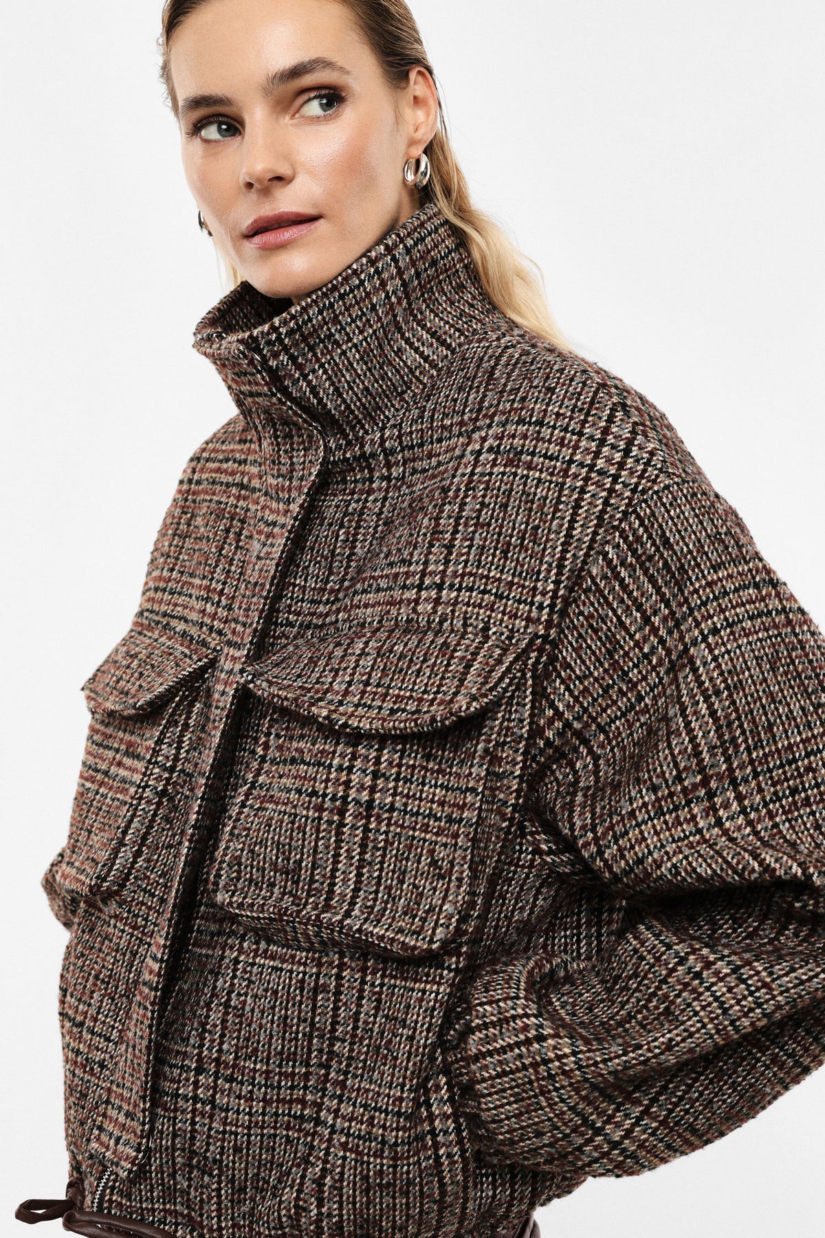 Blouson court à carreaux en laine mélangée porté de profil – Beige et bordeaux – Imperial Femme