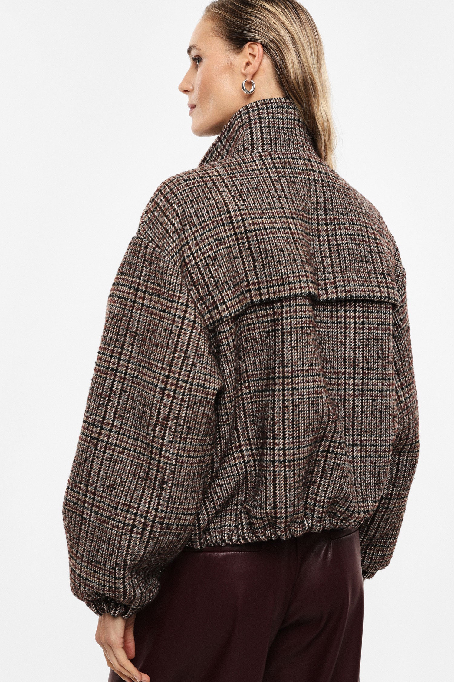 Blouson court à carreaux en laine mélangée porté de dos – Beige et bordeaux – Imperial Femme