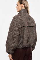 Blouson court à carreaux en laine mélangée porté de dos – Beige et bordeaux – Imperial Femme