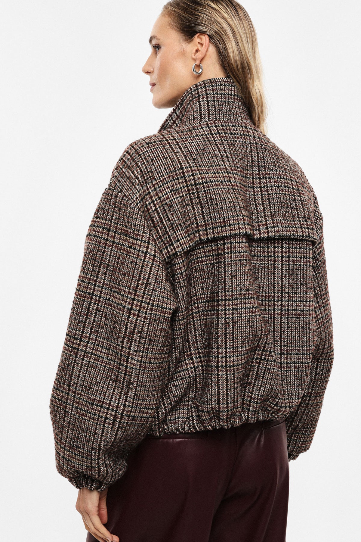 Blouson court à carreaux en laine mélangée porté de dos – Beige et bordeaux – Imperial Femme