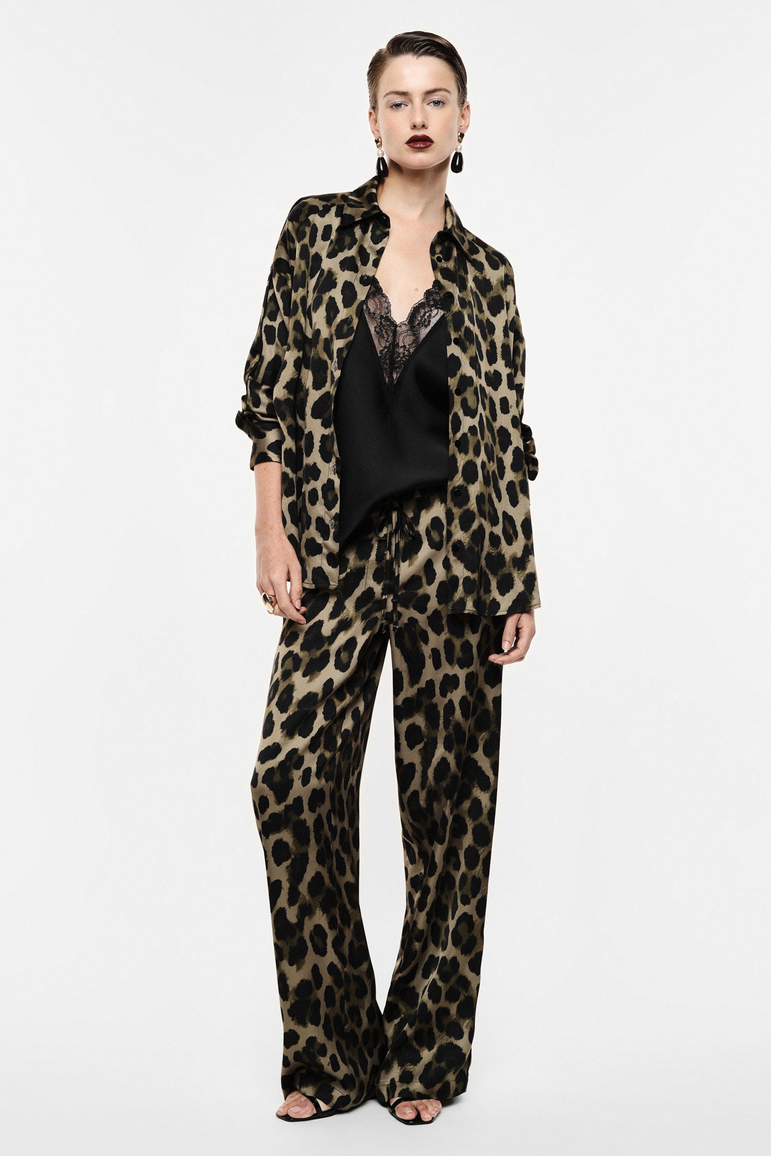 Pantalon fluide imprimé léopard en viscose porté – Imperial Femme