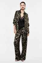 Pantalon fluide imprimé léopard en viscose porté – Imperial Femme