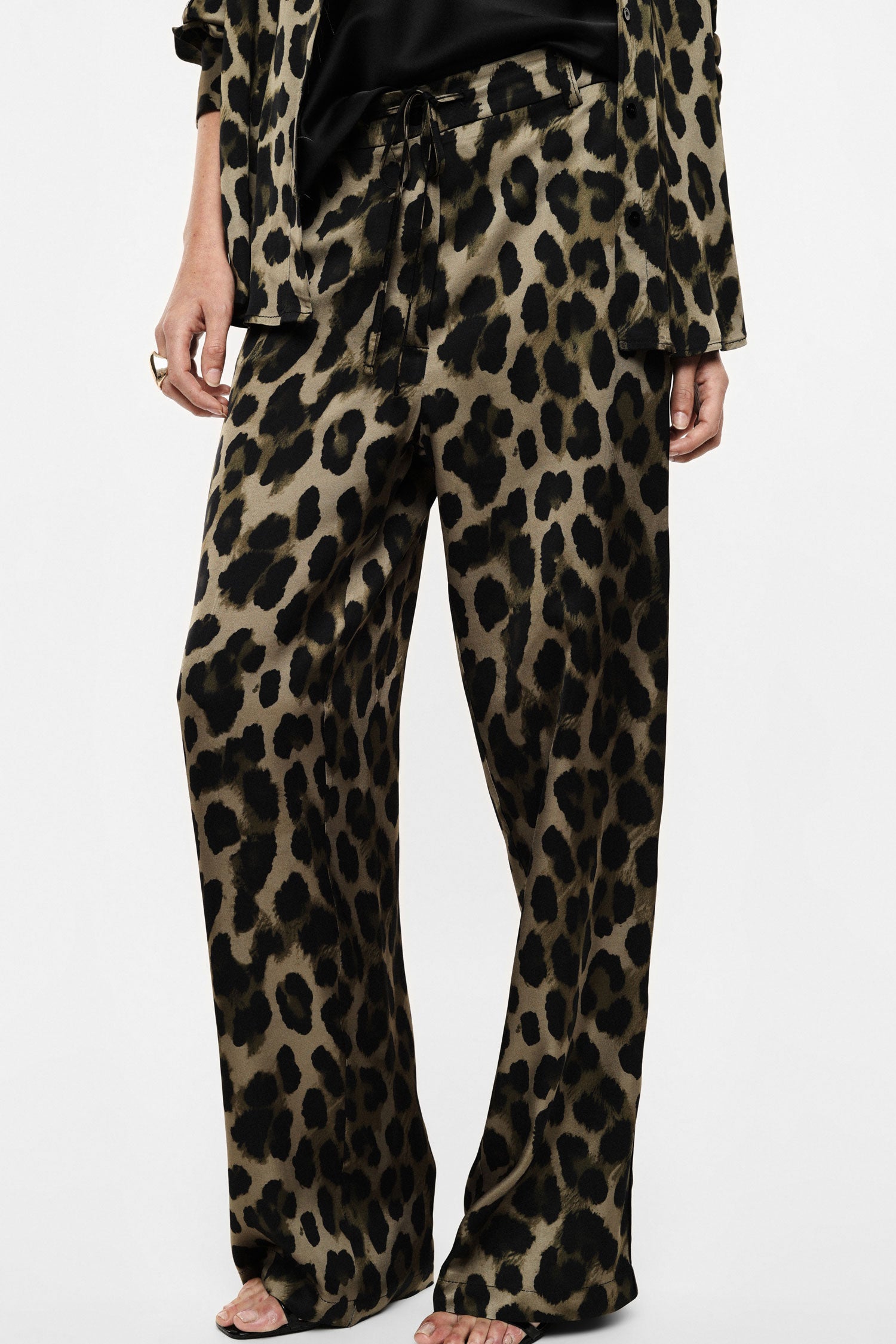 Pantalon fluide imprimé léopard en viscose porté, vue de côté – Imperial Femme