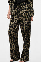 Pantalon fluide imprimé léopard en viscose porté, vue de côté – Imperial Femme