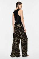 Pantalon fluide imprimé léopard en viscose porté, vue de dos – Imperial Femme