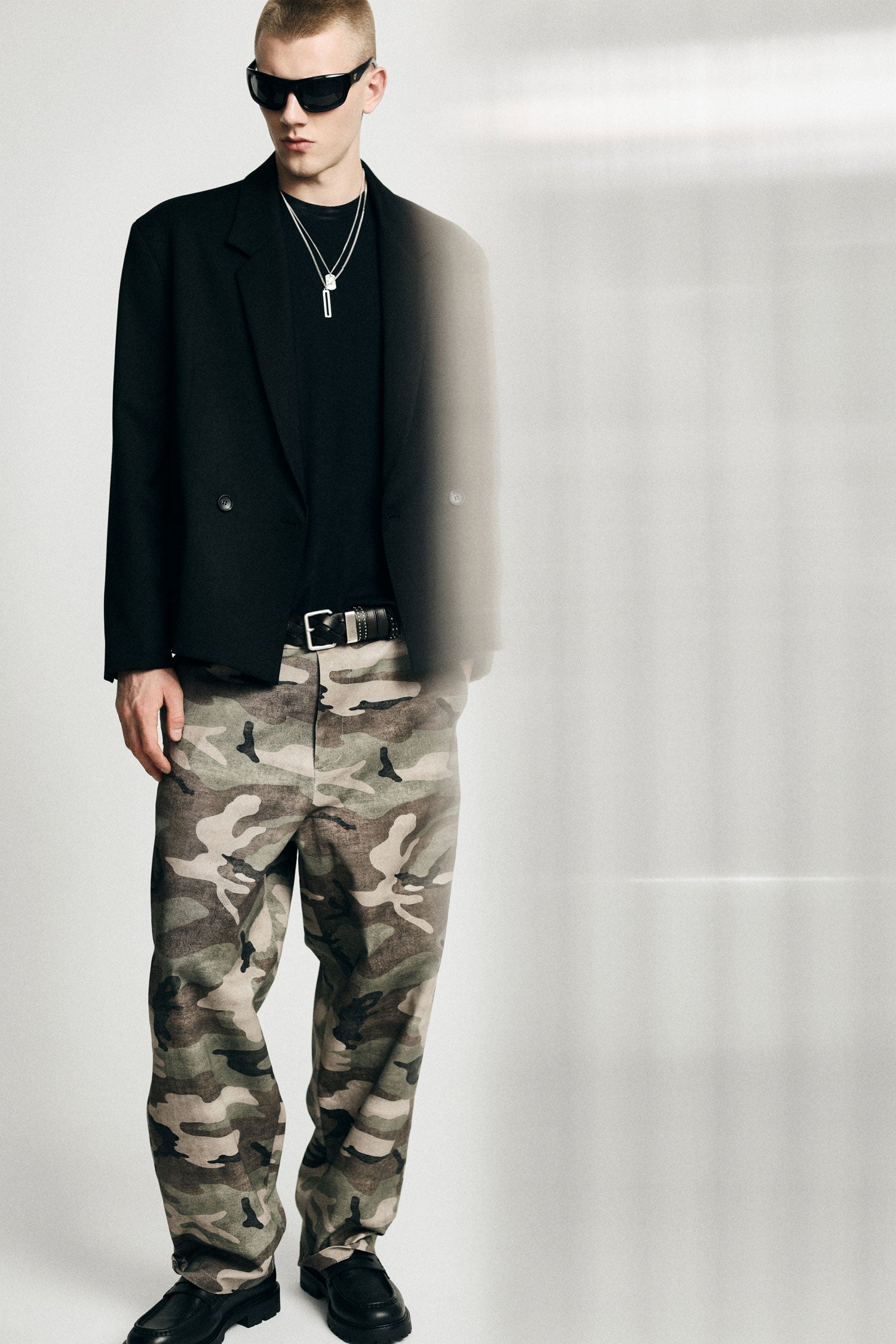 Pantalon ample imprimé camouflage porté – Imperial Homme