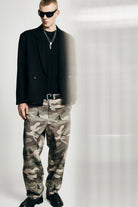 Pantalon ample imprimé camouflage porté – Imperial Homme