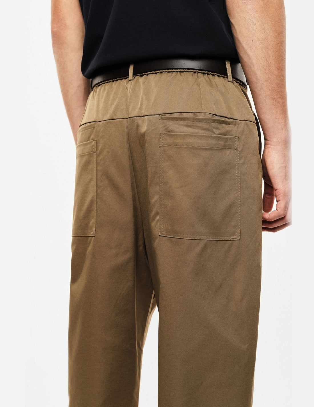 Pantalon à pinces fluide, détail porté