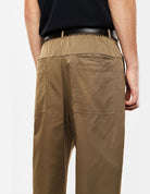 Pantalon à pinces fluide, détail porté