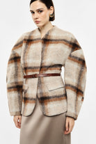 Veste ceinturée à carreaux en lainage portée, face – Beige et marron – Imperial Femme