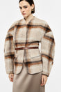 Veste ceinturée à carreaux en lainage portée, face – Beige et marron – Imperial Femme