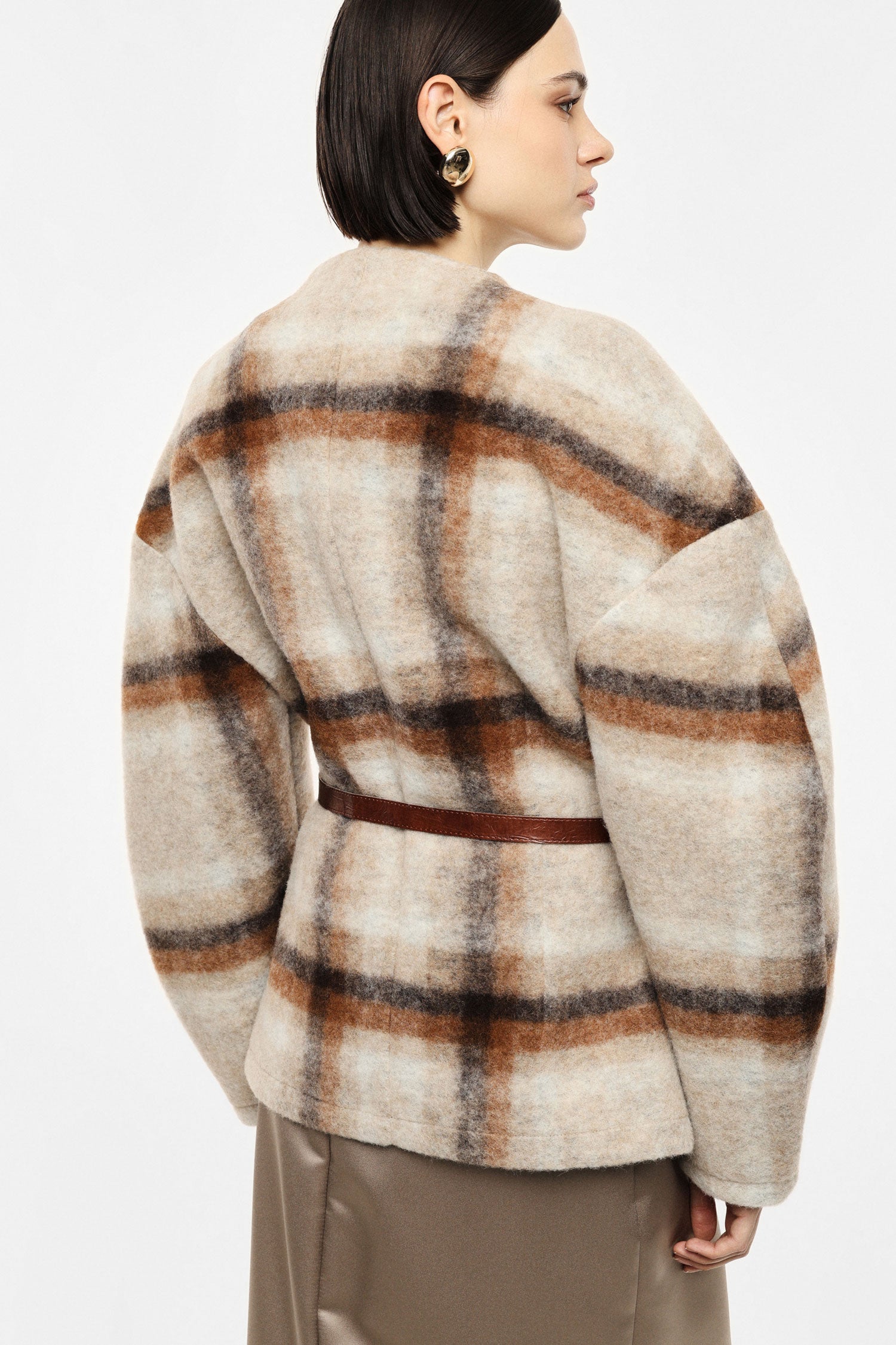 Veste ceinturée à carreaux en lainage portée, dos – Beige et marron – Imperial Femme