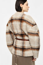 Veste ceinturée à carreaux en lainage portée, dos – Beige et marron – Imperial Femme