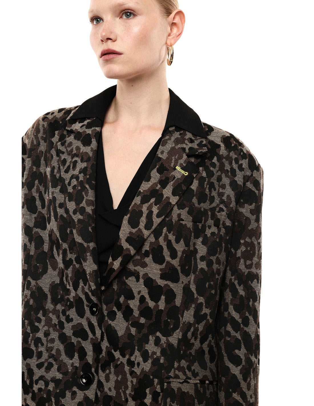 Blazer oversize jacquard léopard porté, profil – beige – Imperial Femme