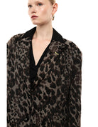 Blazer oversize jacquard léopard porté, profil – beige – Imperial Femme