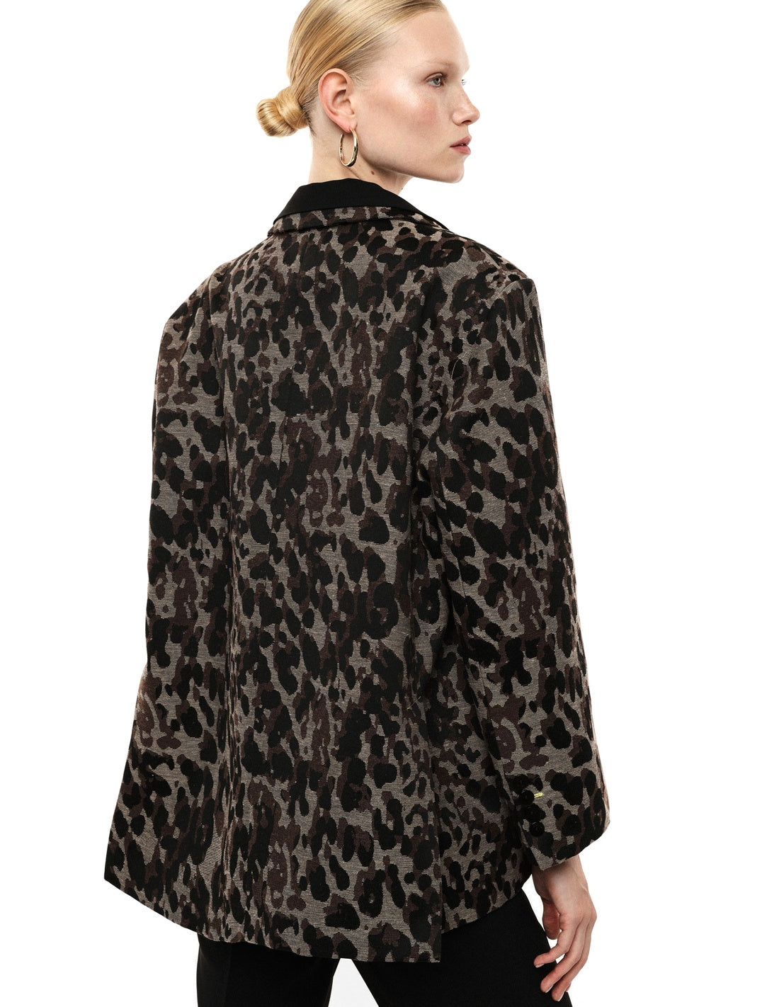 Blazer oversize jacquard léopard porté, dos – beige – Imperial Femme