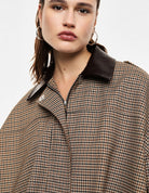 Blouson court pied-de-poule col éco-cuir croco, détail porté