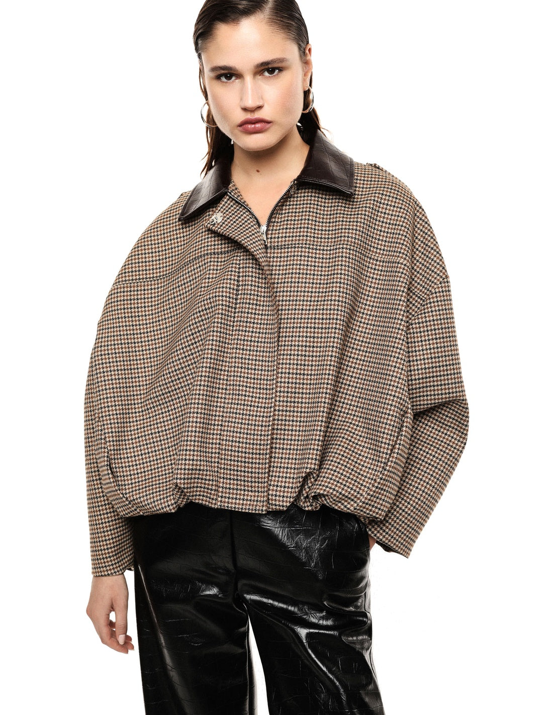Blouson court pied-de-poule col éco-cuir croco porté, profil – beige – Imperial Femme